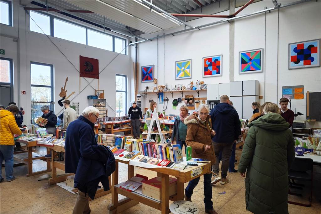 Viele Besucher zählte der ersten gemeinsame Weihnachtsmarkt vom Berufsorientierungszentrum der BBS und dem Familienzentrum mit den Kitas Regenbogenland und Abenteuerland. Das Angebot war riesig, von kulinarischen Köstlichkeiten bis hin zur kreativen Deko für zuhause. Stockbrot backen und Kistenklettern sorgten darüber hinaus für gute Laune.