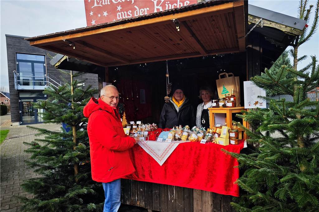 Viele Besucher zählte der ersten gemeinsame Weihnachtsmarkt vom Berufsorientierungszentrum der BBS und dem Familienzentrum mit den Kitas Regenbogenland und Abenteuerland. Das Angebot war riesig, von kulinarischen Köstlichkeiten bis hin zur kreativen Deko für zuhause. Stockbrot backen und Kistenklettern sorgten darüber hinaus für gute Laune.