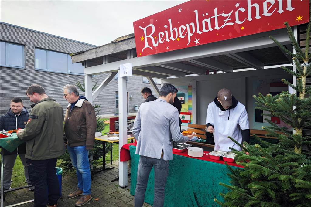 Viele Besucher zählte der ersten gemeinsame Weihnachtsmarkt vom Berufsorientierungszentrum der BBS und dem Familienzentrum mit den Kitas Regenbogenland und Abenteuerland. Das Angebot war riesig, von kulinarischen Köstlichkeiten bis hin zur kreativen Deko für zuhause. Stockbrot backen und Kistenklettern sorgten darüber hinaus für gute Laune.