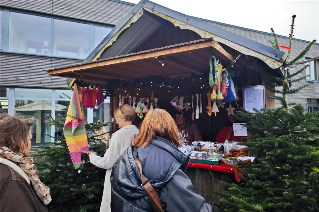 Viele Besucher zählte der ersten gemeinsame Weihnachtsmarkt vom Berufsorientierungszentrum der BBS und dem Familienzentrum mit den Kitas Regenbogenland und Abenteuerland. Das Angebot war riesig, von kulinarischen Köstlichkeiten bis hin zur kreativen Deko für zuhause. Stockbrot backen und Kistenklettern sorgten darüber hinaus für gute Laune.