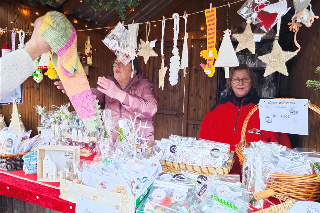 Viele Besucher zählte der ersten gemeinsame Weihnachtsmarkt vom Berufsorientierungszentrum der BBS und dem Familienzentrum mit den Kitas Regenbogenland und Abenteuerland. Das Angebot war riesig, von kulinarischen Köstlichkeiten bis hin zur kreativen Deko für zuhause. Stockbrot backen und Kistenklettern sorgten darüber hinaus für gute Laune.