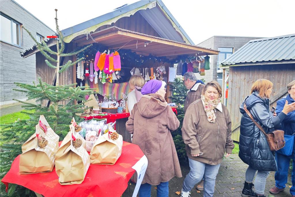 Viele Besucher zählte der ersten gemeinsame Weihnachtsmarkt vom Berufsorientierungszentrum der BBS und dem Familienzentrum mit den Kitas Regenbogenland und Abenteuerland. Das Angebot war riesig, von kulinarischen Köstlichkeiten bis hin zur kreativen Deko für zuhause. Stockbrot backen und Kistenklettern sorgten darüber hinaus für gute Laune.