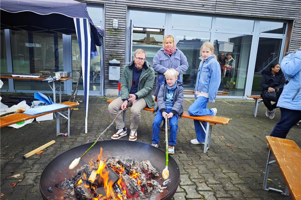 Viele Besucher zählte der ersten gemeinsame Weihnachtsmarkt vom Berufsorientierungszentrum der BBS und dem Familienzentrum mit den Kitas Regenbogenland und Abenteuerland. Das Angebot war riesig, von kulinarischen Köstlichkeiten bis hin zur kreativen Deko für zuhause. Stockbrot backen und Kistenklettern sorgten darüber hinaus für gute Laune.