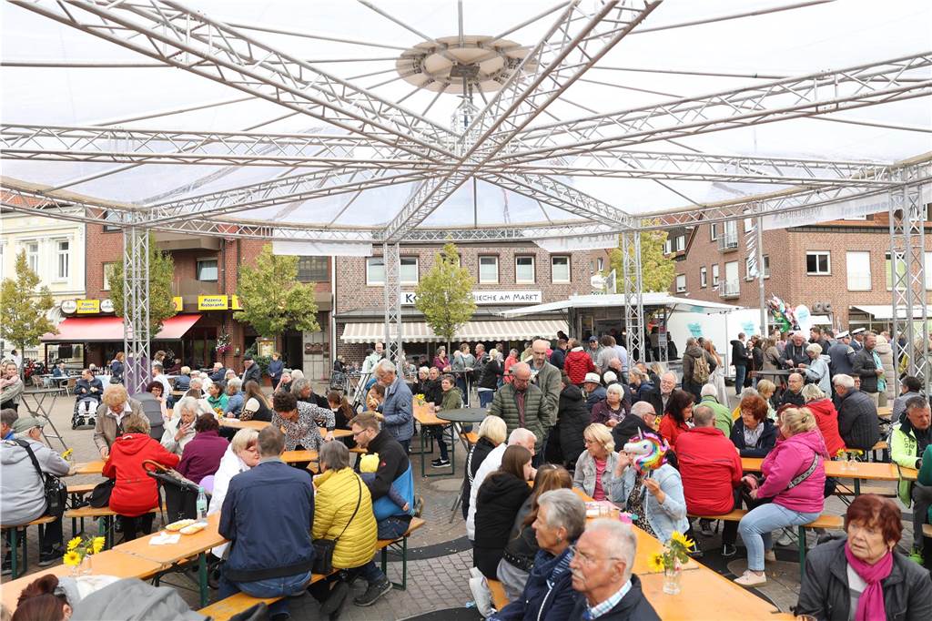 Viele Besucher zog der Olfener Herbst in die Innenstadt und auf den Marktplatz. Das neue Konzept hat sich bewährt Und ein Promi schaute auch vorbei.