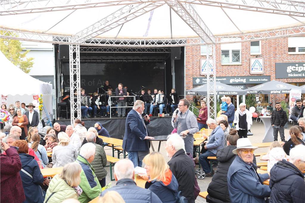 Viele Besucher zog der Olfener Herbst in die Innenstadt und auf den Marktplatz. Das neue Konzept hat sich bewährt Und ein Promi schaute auch vorbei.