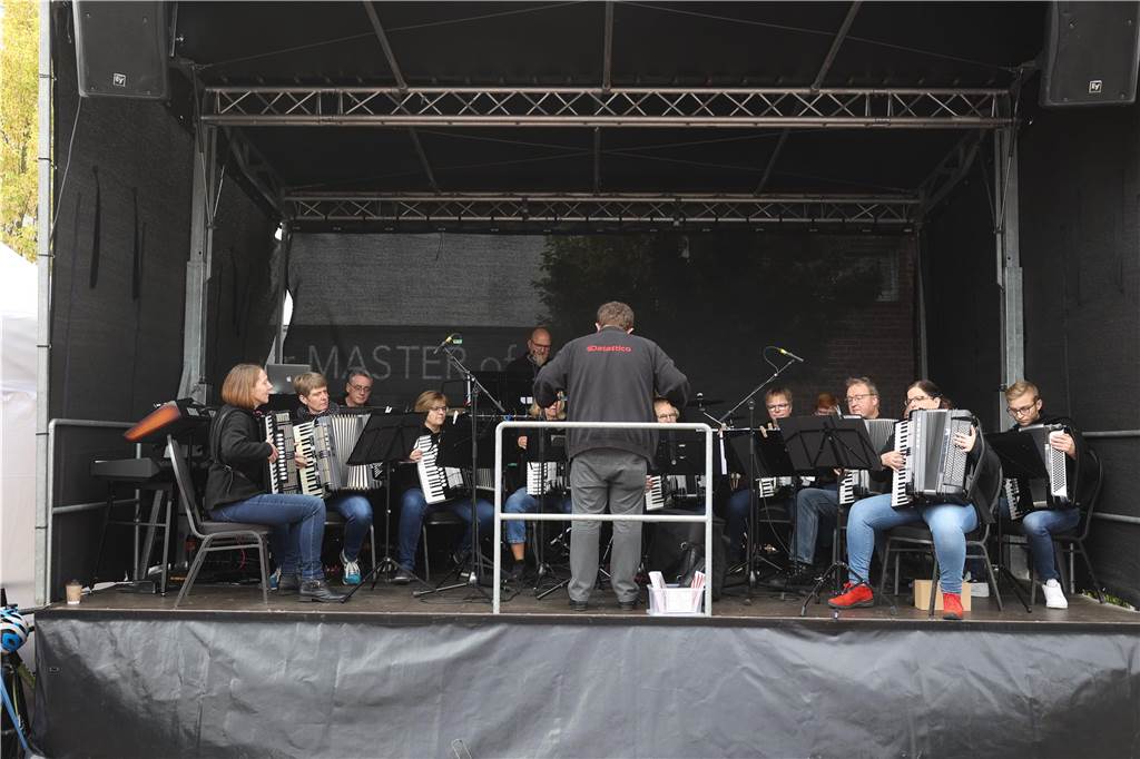 Viele Besucher zog der Olfener Herbst in die Innenstadt und auf den Marktplatz. Das neue Konzept hat sich bewährt Und ein Promi schaute auch vorbei.