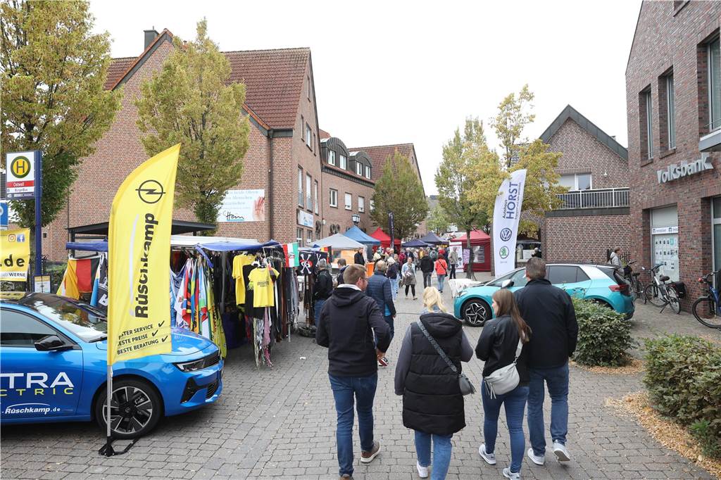 Viele Besucher zog der Olfener Herbst in die Innenstadt und auf den Marktplatz. Das neue Konzept hat sich bewährt Und ein Promi schaute auch vorbei.