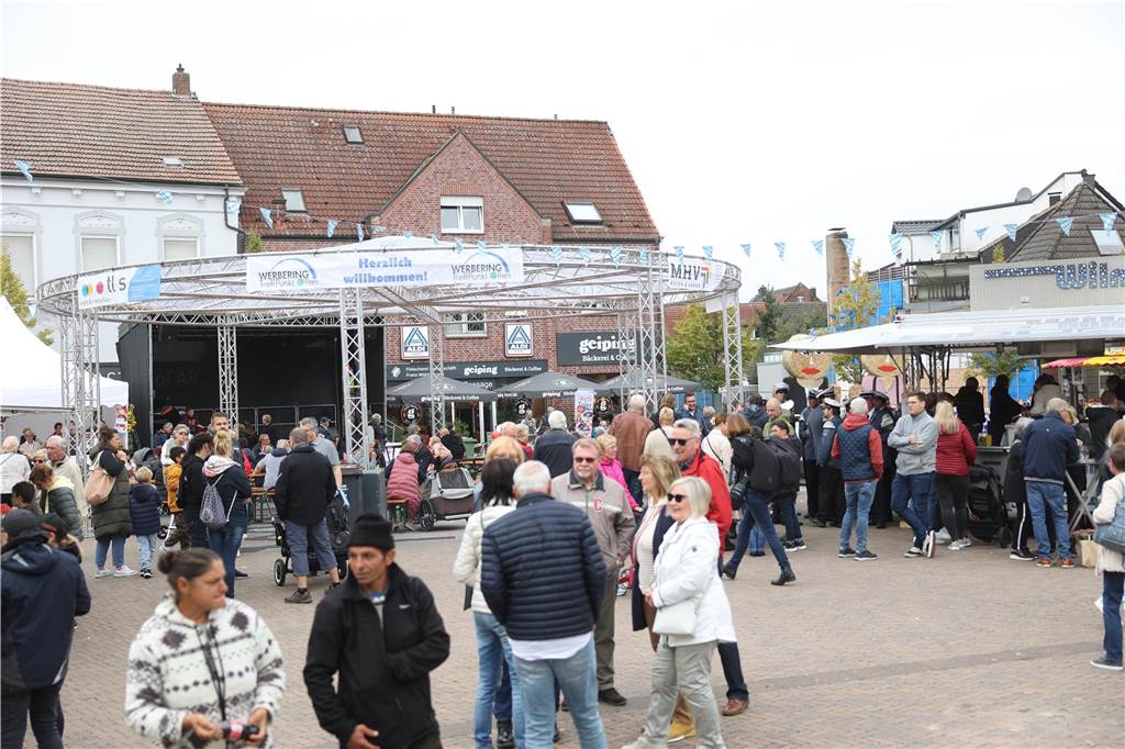 Viele Besucher zog der Olfener Herbst in die Innenstadt und auf den Marktplatz. Das neue Konzept hat sich bewährt Und ein Promi schaute auch vorbei.