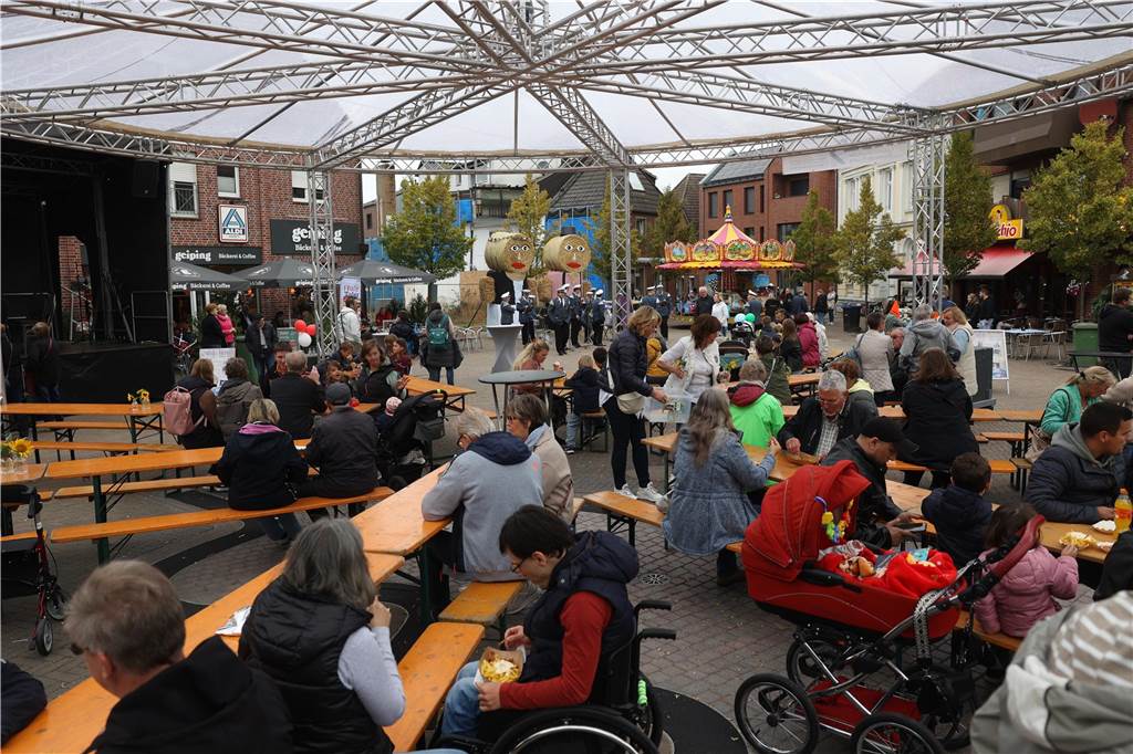 Viele Besucher zog der Olfener Herbst in die Innenstadt und auf den Marktplatz. Das neue Konzept hat sich bewährt Und ein Promi schaute auch vorbei.