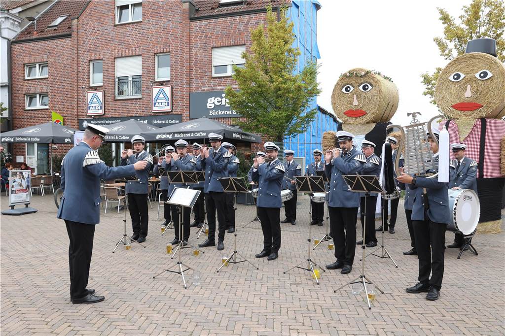Viele Besucher zog der Olfener Herbst in die Innenstadt und auf den Marktplatz. Das neue Konzept hat sich bewährt Und ein Promi schaute auch vorbei.