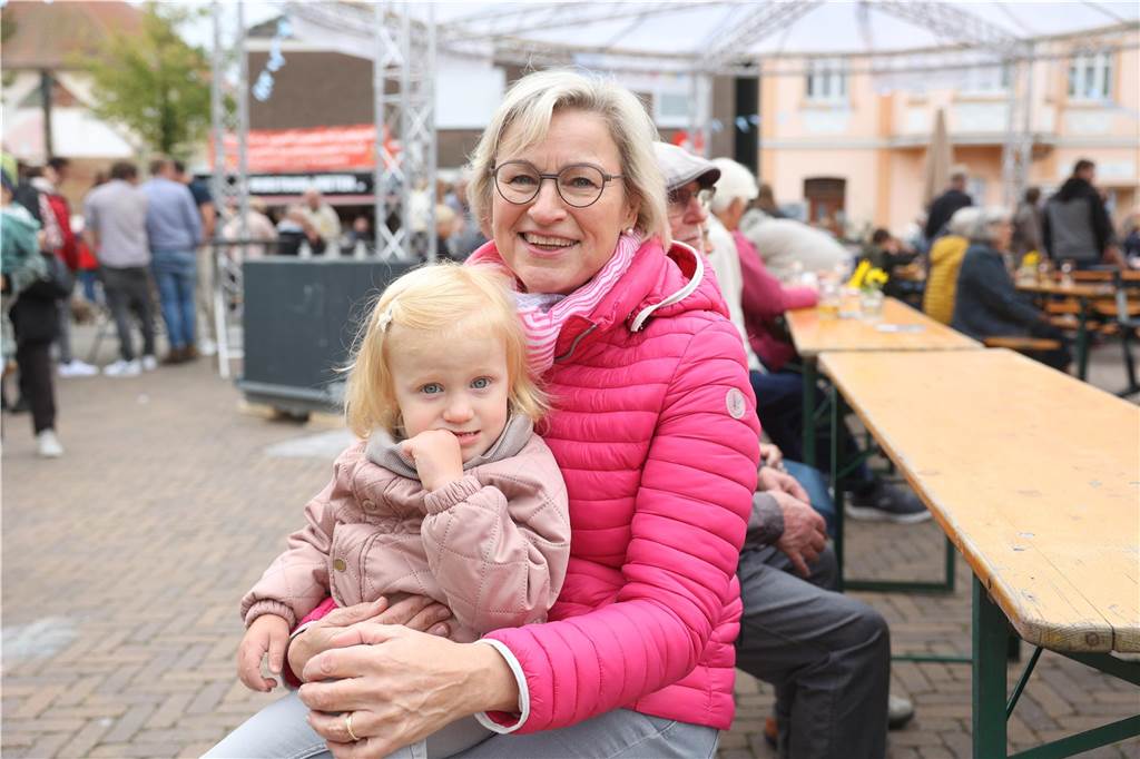 Viele Besucher zog der Olfener Herbst in die Innenstadt und auf den Marktplatz. Das neue Konzept hat sich bewährt Und ein Promi schaute auch vorbei.
