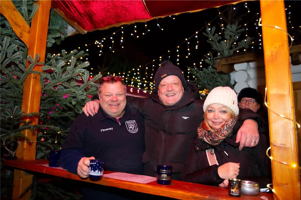 Gäste auf dem Weihnachtsmarkt