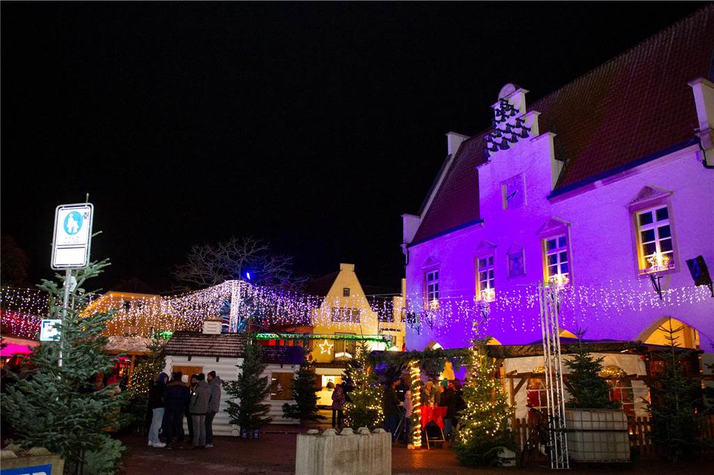 Das Rathaus ist violett angestrahlt