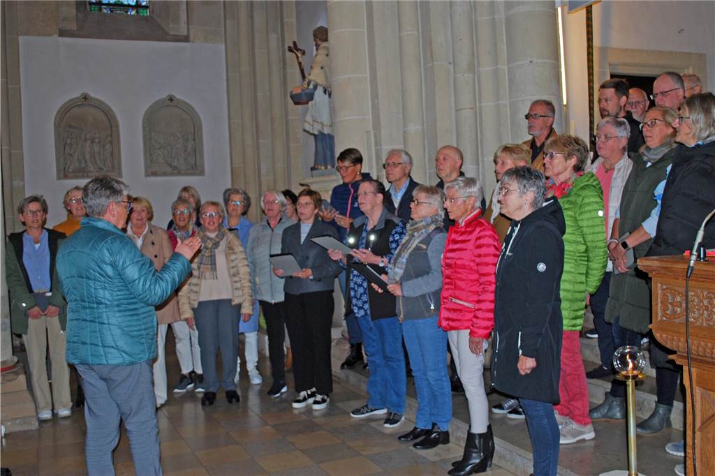 Der Gsopelchor singt in der Kirche 