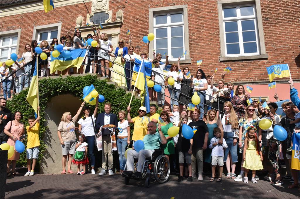 Vreden in Blau und Gelb: Mehr als 100 Ukrainer feiern ihre Unabhängigkeit Viele blau-gelbe Fahnen und Luftballons: Die Ukrainerinnen und Ukrainer zeigten stolz ihre Farben.