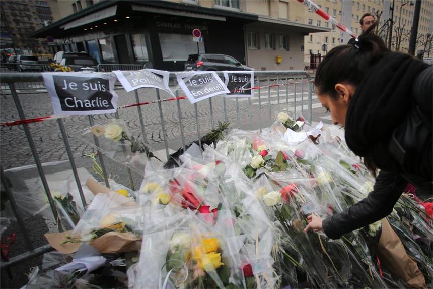 Trauer nach Terror in Castrop-Rauxels Partnerstadt Viele Blumen liegen in der Nähe des Supermarktes, in dem am Freitag mehrere Geiseln von mutmaßlichen islamistischen Terroristen erschossen worden sind. Castrop-Rauxel pflegt eine Städtepartnerschaft zu Vincennes bei Paris, wo sich das Drama ereignete.