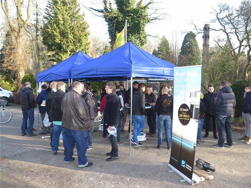 "Wir sind schon auf der Zielgeraden" Viele Brichter ließen sich am Samstag am Informationsstand an der Baumschule Wüstemeyer über den Anschluss ihres Hauses ans Glasfasernetz beraten.