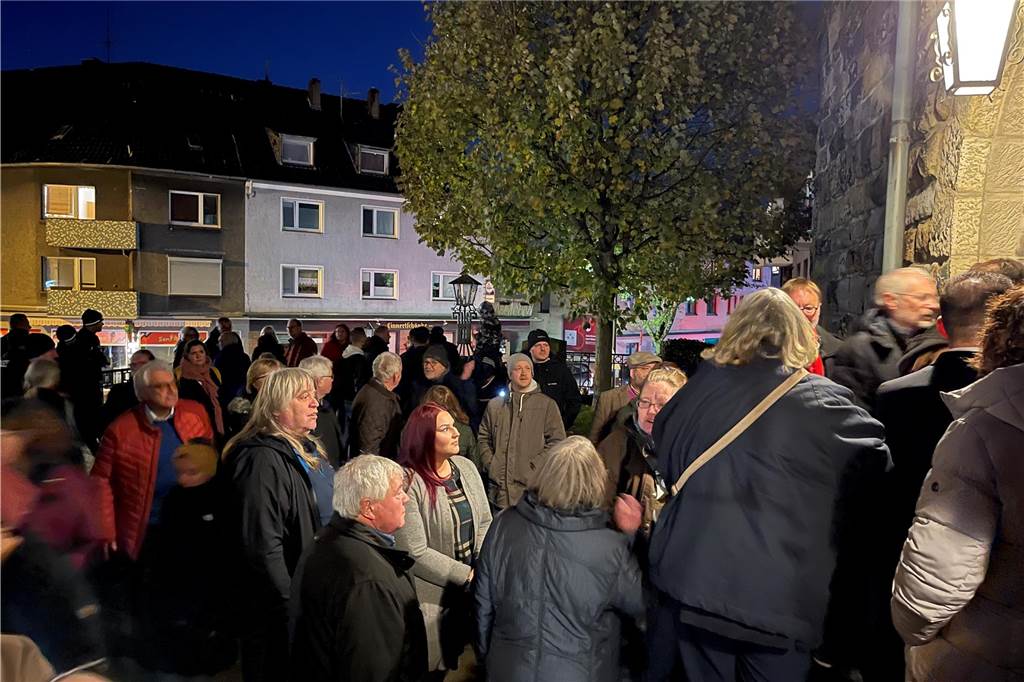 Großer Andrang bei Veranstaltung zu Flüchtlingsunterkunft Viele Bürgerinnen und Bürger mussten wieder gehen, weil das Kirchengebäude schon voll war. Deshalb gab es auch Unmut.