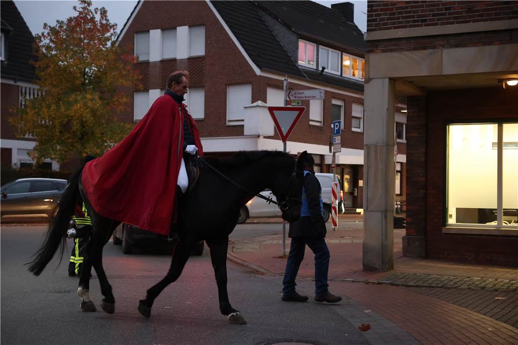 Ein Mann auf einem Pferd.