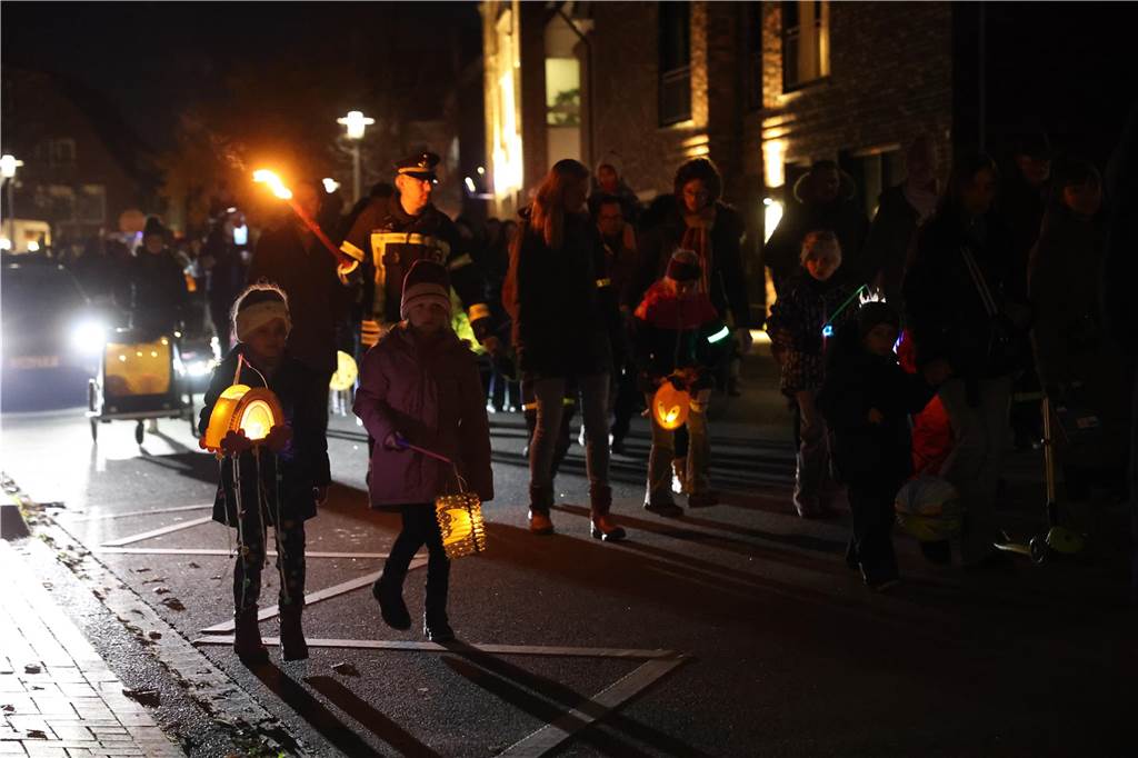 Menschen mit Laternen auf der Straße