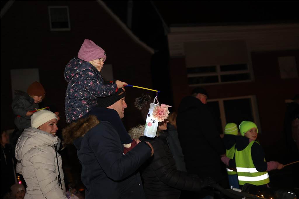 Menschen mit Laternen auf der Straße