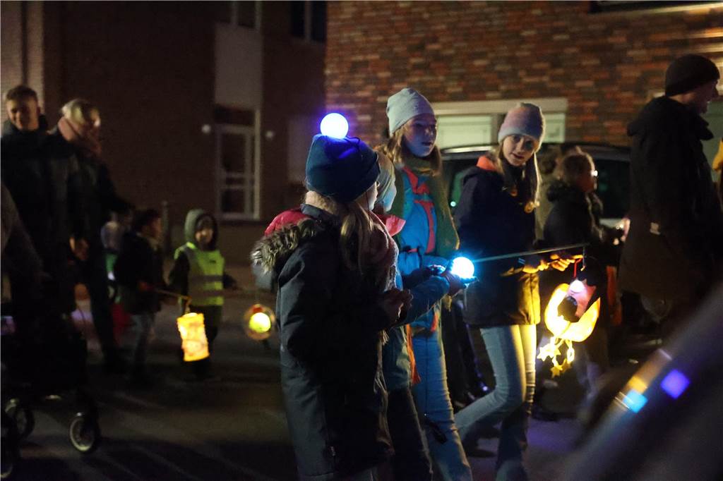 Menschen mit Laternen auf der Straße