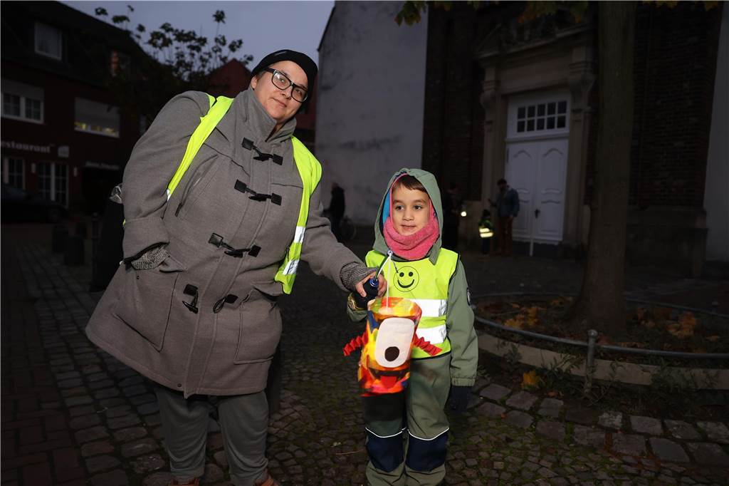 Menschen mit Laternen auf der Straße