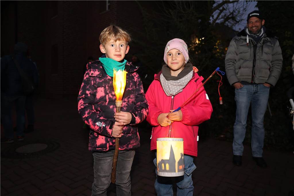 Menschen mit Laternen auf der Straße