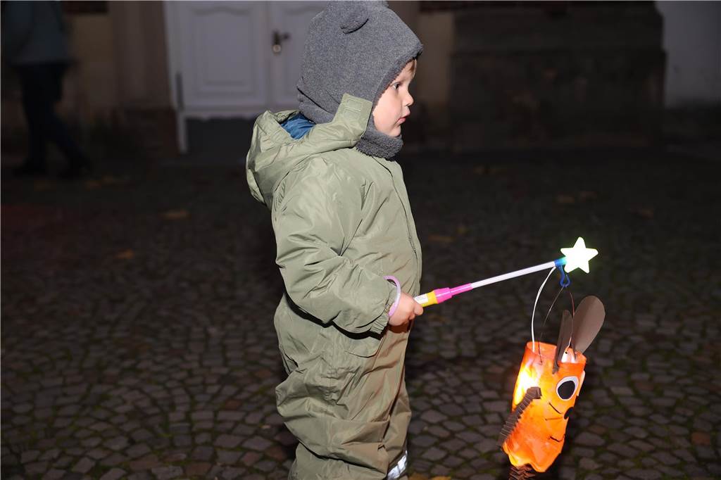 Menschen mit Laternen auf der Straße