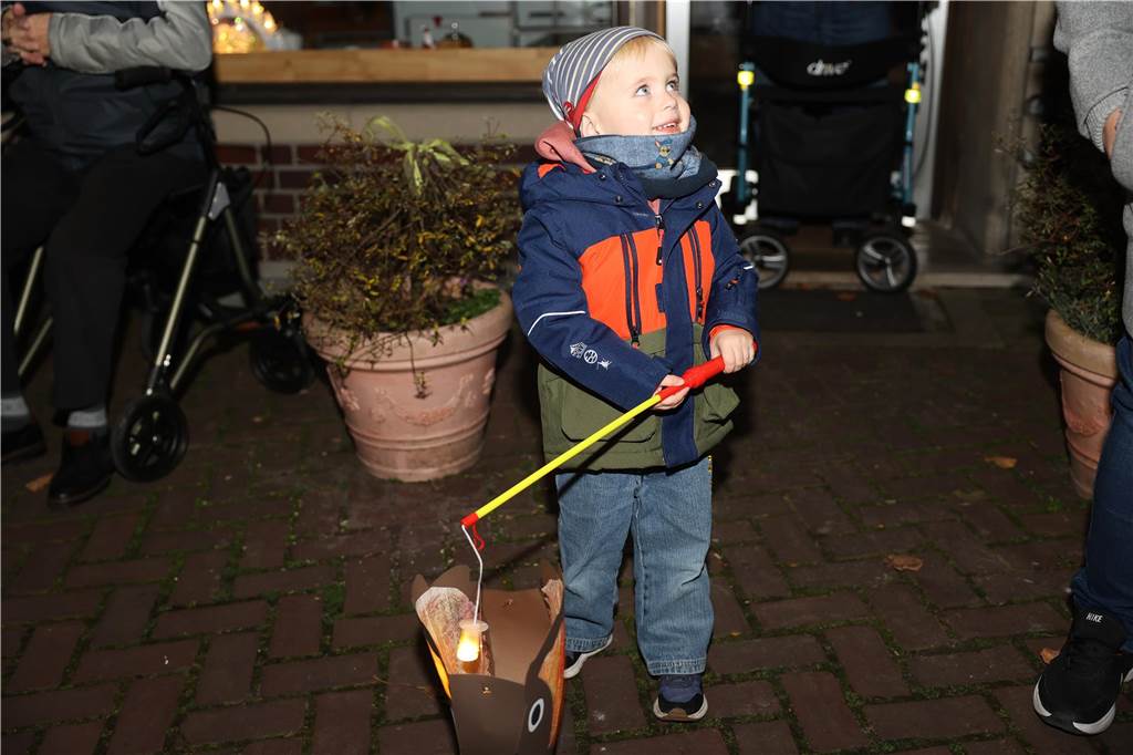 Menschen mit Laternen auf der Straße