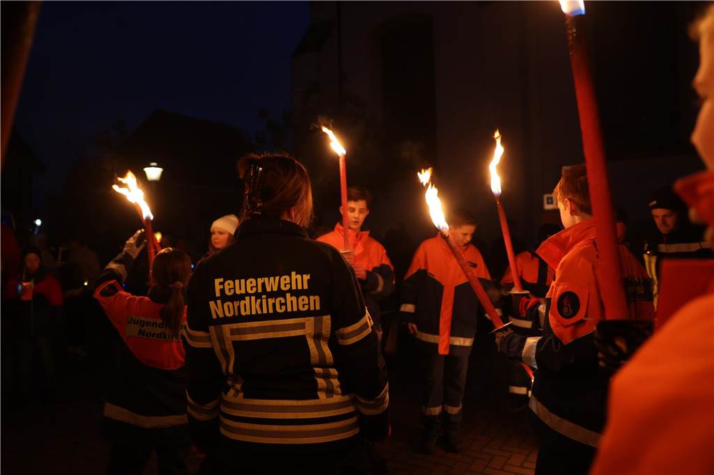 Menschen mit Fackeln auf der Straße.