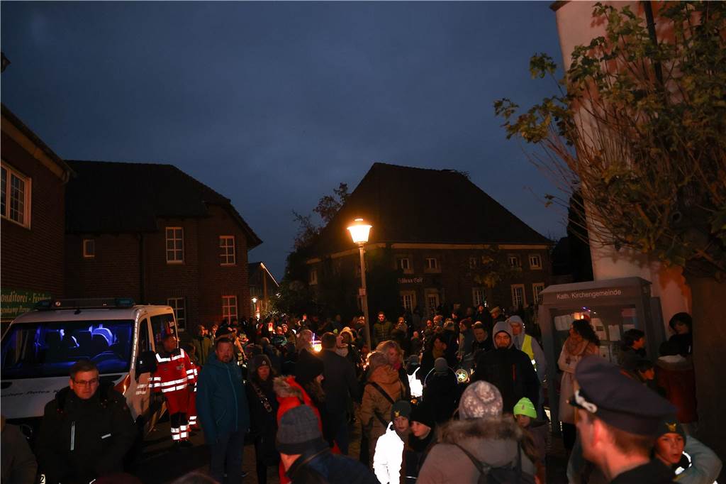 Menschen mit Laternen auf der Straße