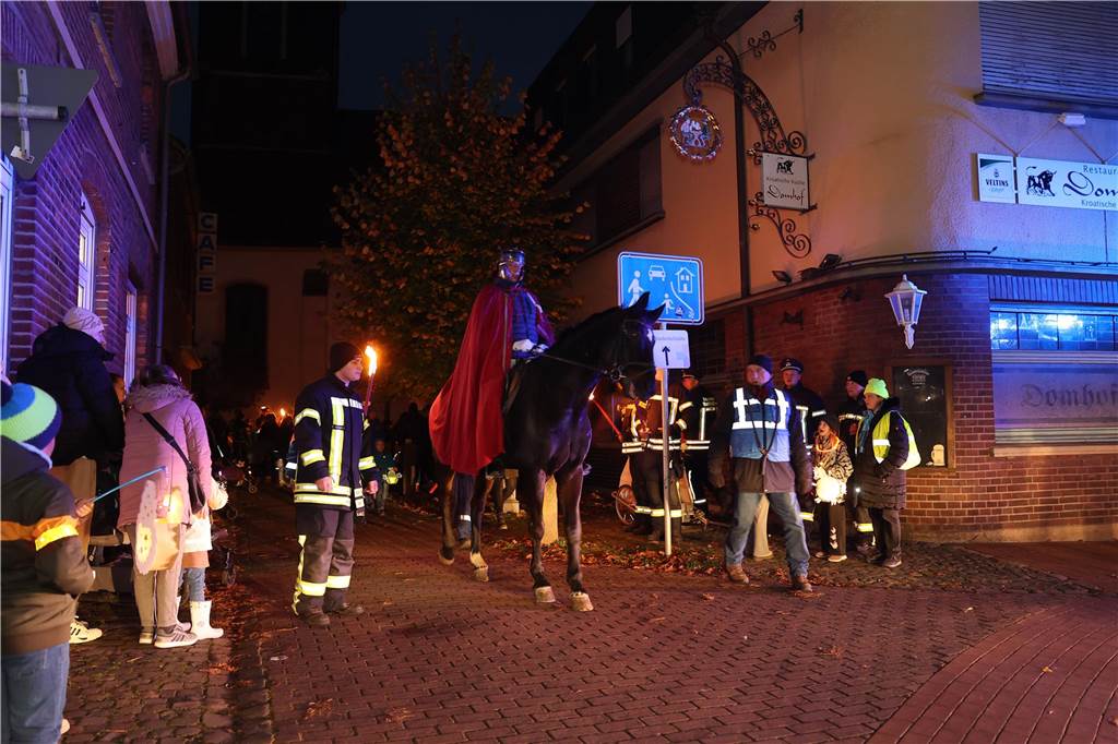 Ein Mann auf einem Pferd.