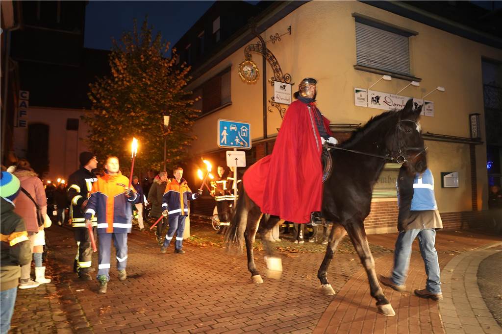 Ein Mann auf einem Pferd.