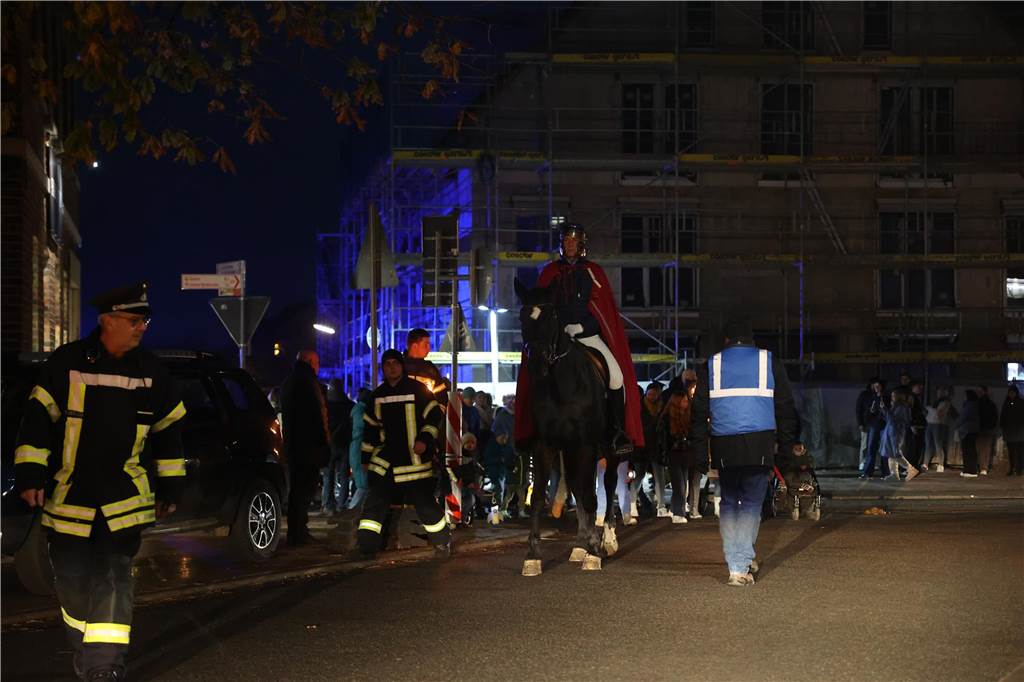 Menschen mit Laternen auf der Straße