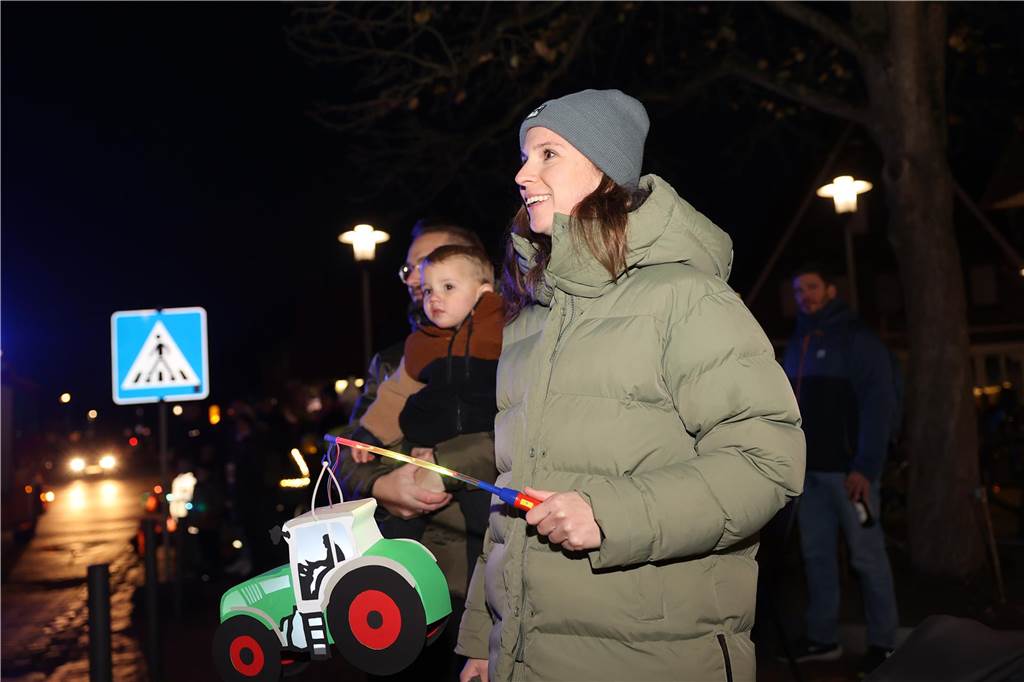 Menschen mit Laternen auf der Straße