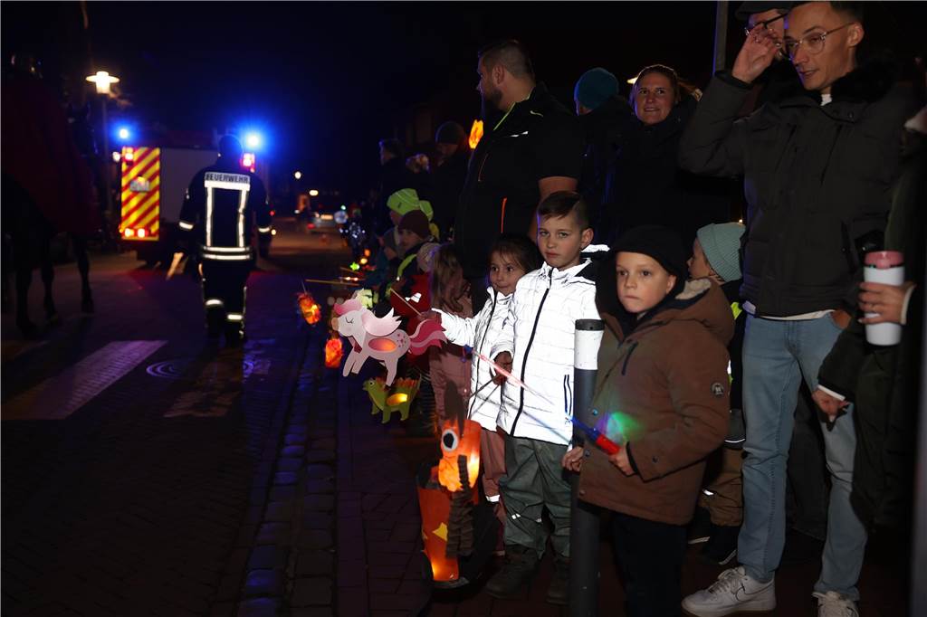 Menschen mit Laternen auf der Straße