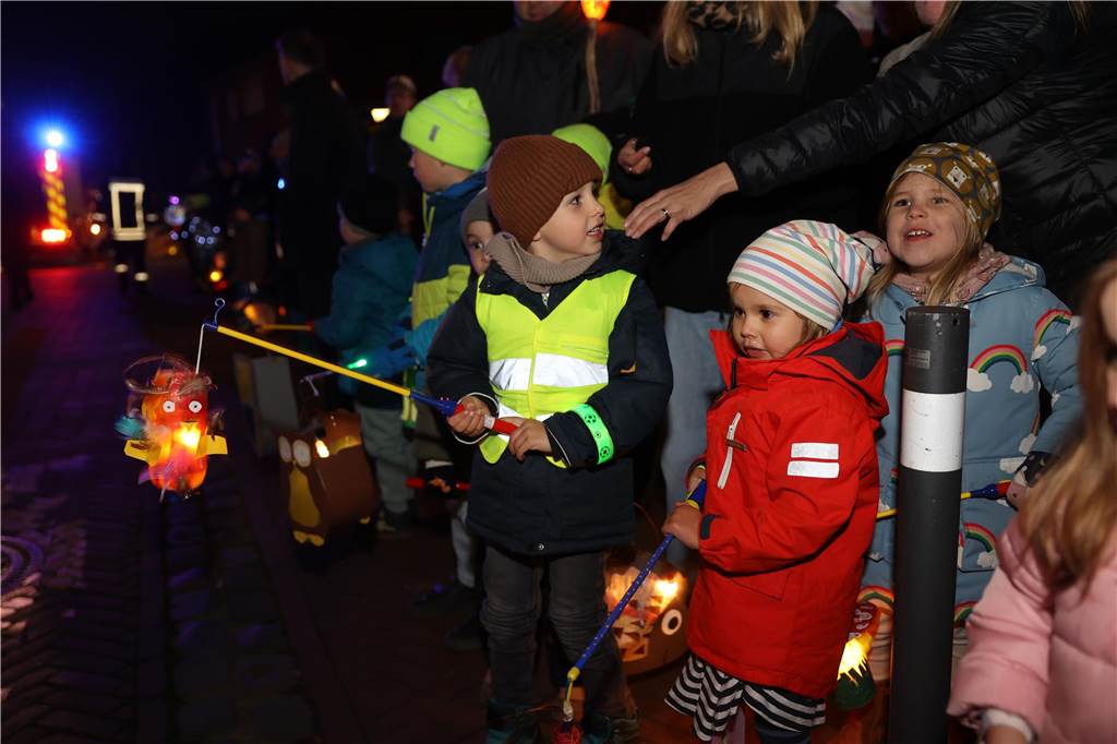 Menschen mit Laternen auf der Straße