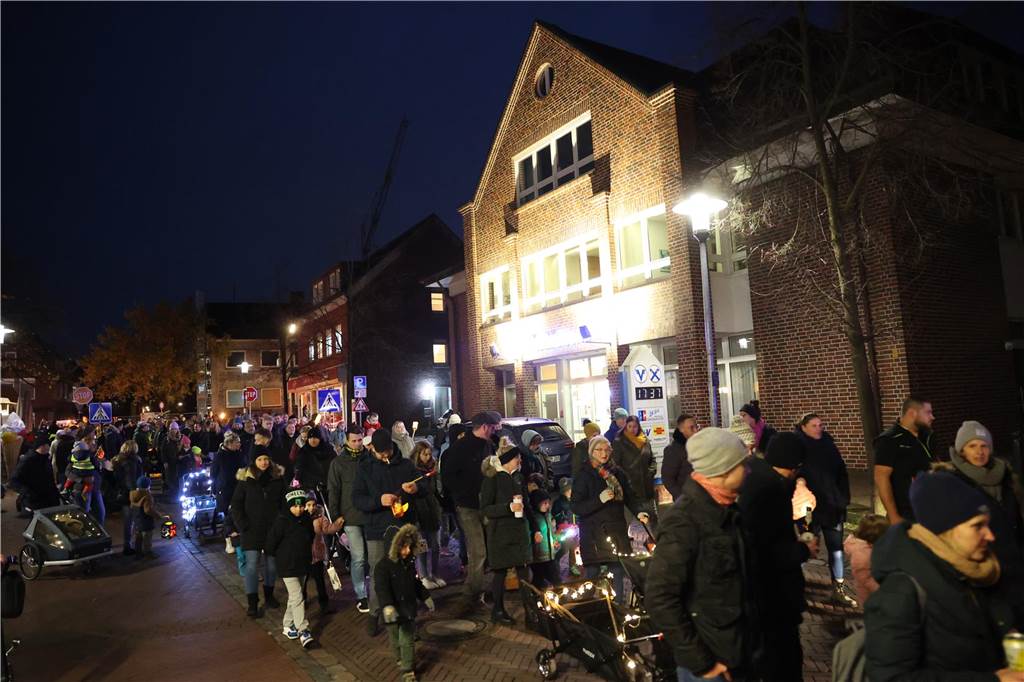 Menschen mit Laternen auf der Straße