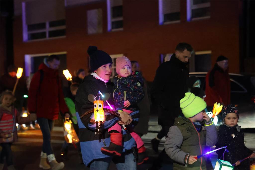 Menschen mit Laternen auf der Straße