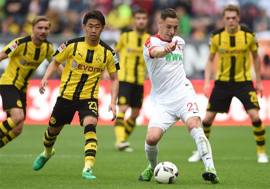 Kagawa immer präsent - Reus findet nicht ins Spiel Viele BVB-Offensivaktionen liefen in Augsburg über Shinji Kagawa.