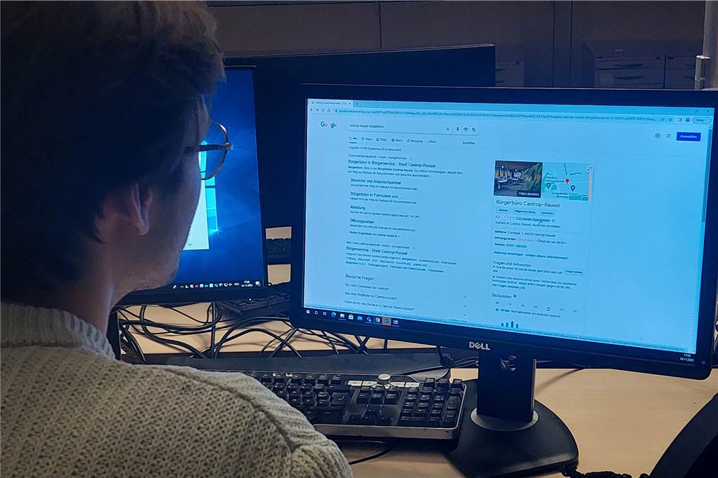 Umstrukturierung erfolgreich: Castrop-Rauxeler mit Bürgerbüro zufriedener Eine Frau sieht im Computer Google-Bewertungen an.
