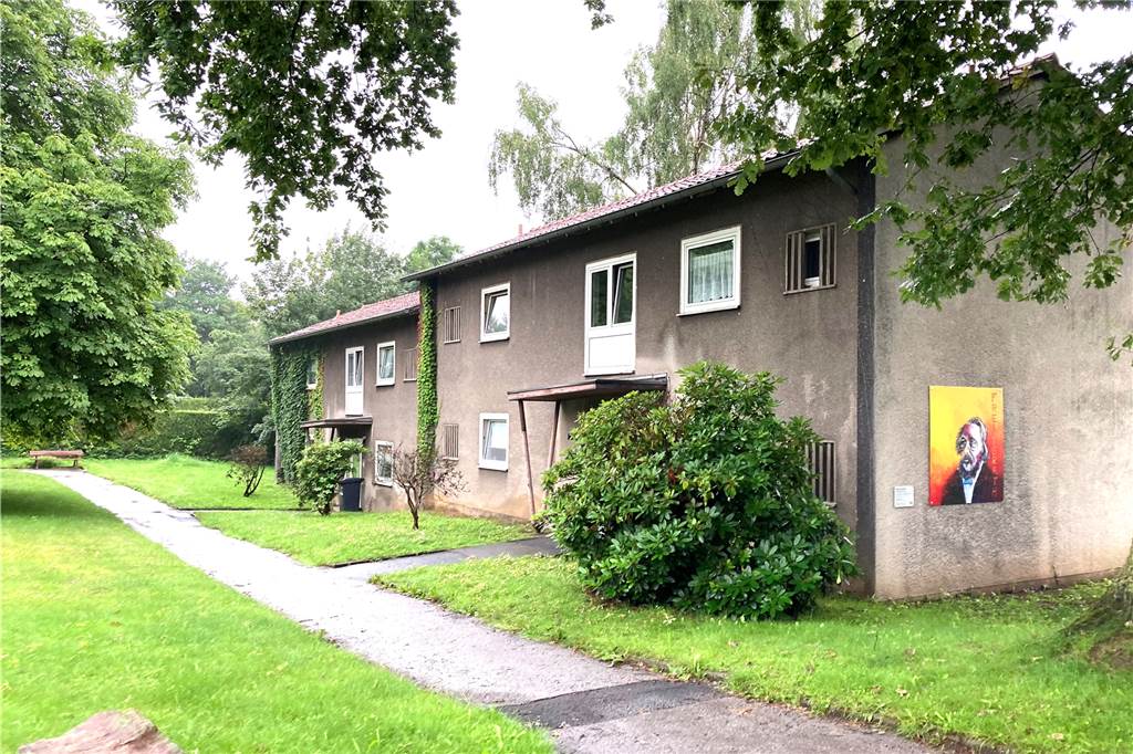 Viele der alten Häuser, die man nach einer Überprüfung von ihrer Bausubstanz als nicht erhaltenswert eingestuft hat, sind bereits unbewohnt. Stehen bleiben wird letztlich nur das Heinrich-Böll-Haus am Bahnhof Tierpark, das jünger ist als die anderen Gebäude.
