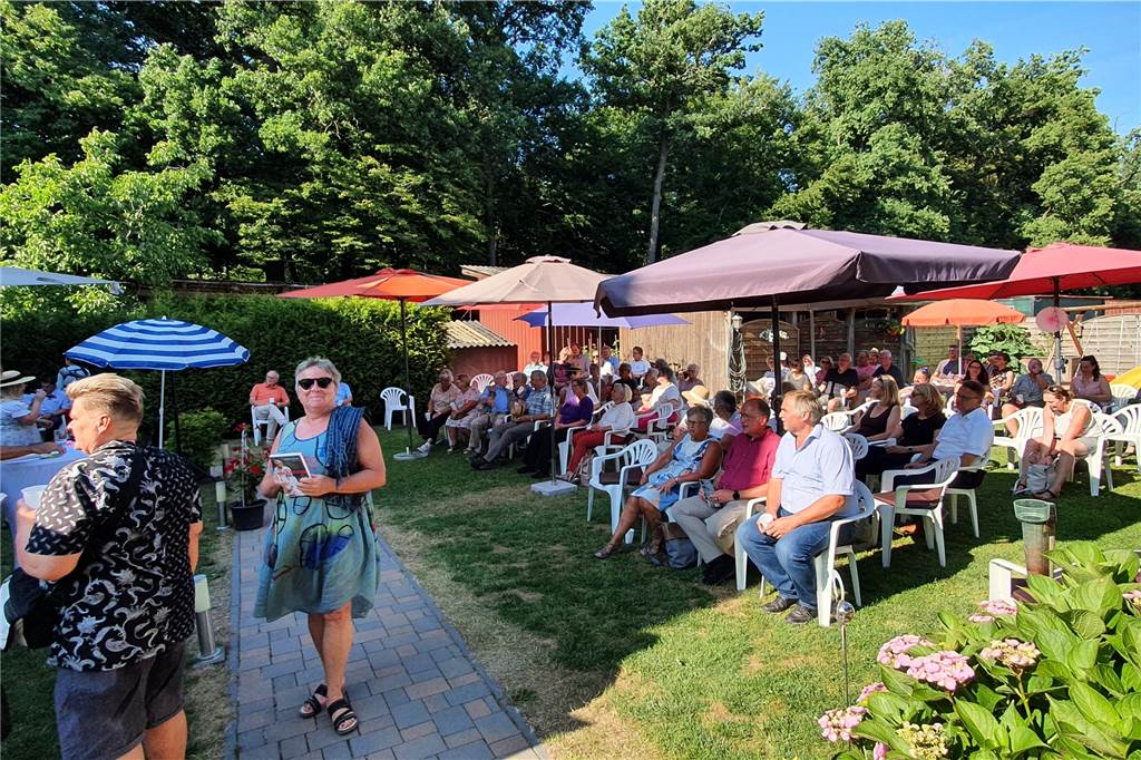 Pater Tobias bei Lesung in Werne: „War dem lieben Gott jahrelang böse“ Viele der Besucher kauften im Anschluss das Buch vom Marathon Pater. Die Hälfte des Verkaufspreises geht als Spende an verschiedene Projekte.