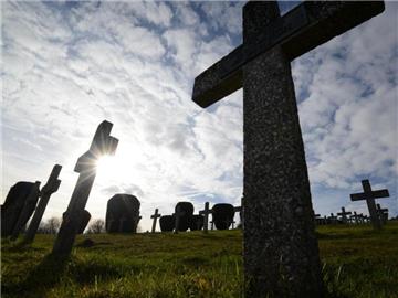 Viele der gefallenen Soldaten am Hartmannswillerkopf ruhen auf dem Friedhof. An die Geschehnisse an dem Ort erinnert bald ein neues Gedenkzentrum. Foto: Patrick Seeger/dpa