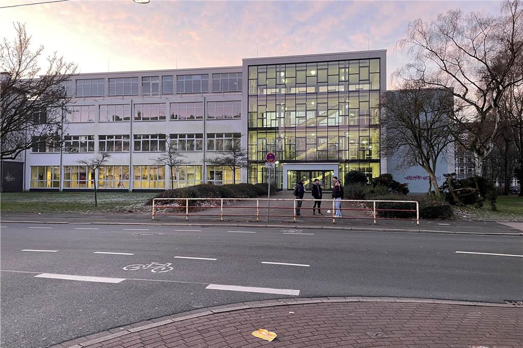 Viele der rund 1000 Schüler fahren täglich mit Bussen zur Fridtjof-Nansen-Realschule. Am Donnerstag mussten viele auf anderem Wege kommen.