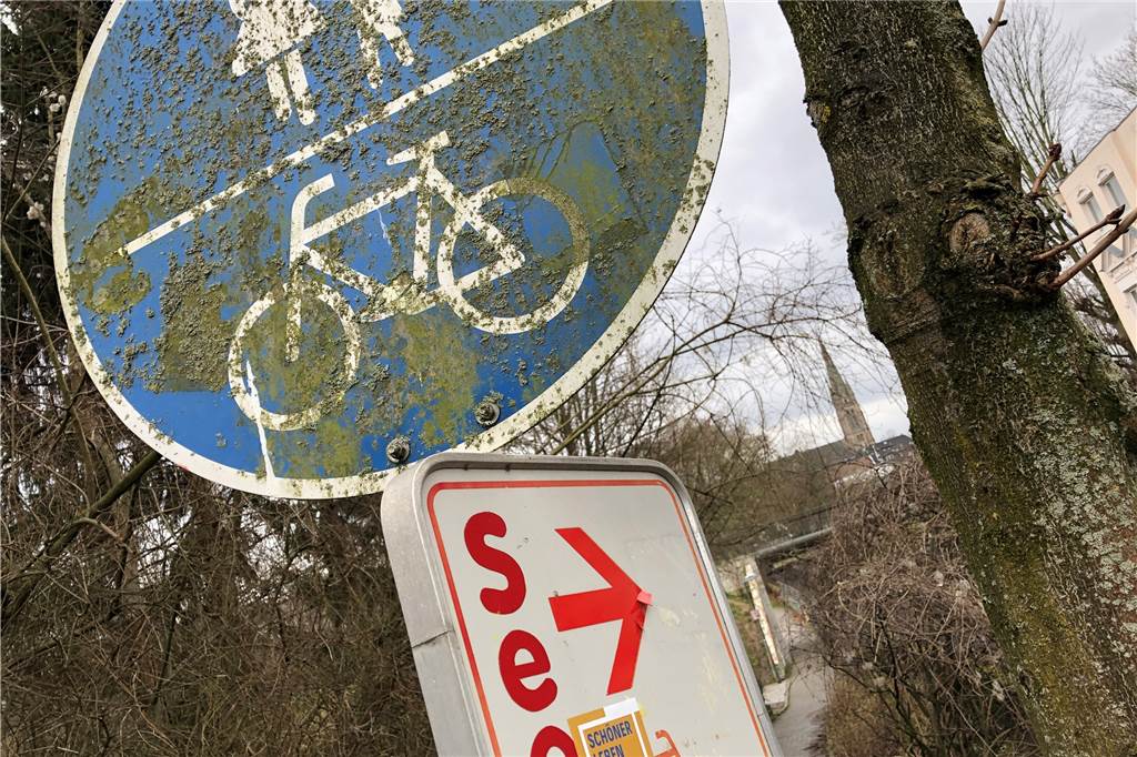 Verwirrende Schilder bringen Fußgänger in Gefahr Viele der Schilder sind - zusätzlich zur uneinheitlichen Kennzeichnung - auch in einem schlechten Zustand.