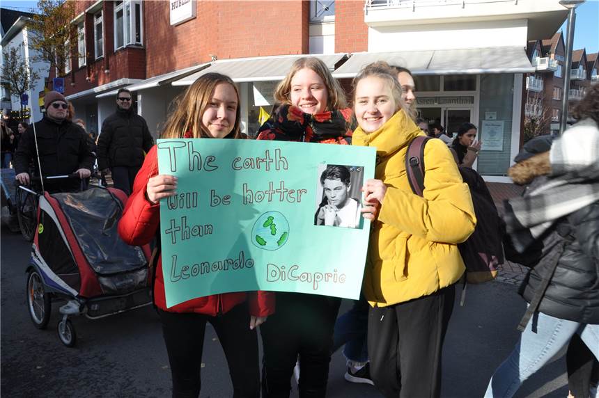 „Fridays for Future“ in Lünen: 300 Teilnehmer zogen friedlich durch die City Viele der Teilnehmer kamen mit selbstgebastelten Plakaten zur Demonstration.