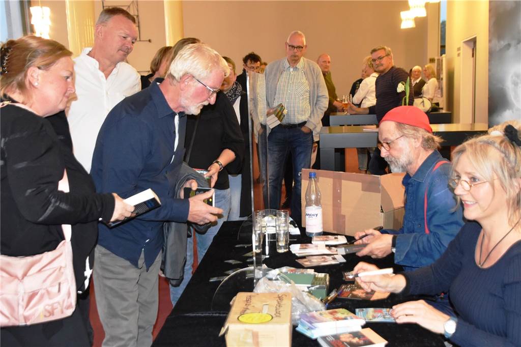 Krimi-Autor Klaus-Peter Wolf in Lünen: Spannende Lesung mit Spaß-Faktor Viele der Zuschauerinnen und Zuschauer nahmen ein signiertes Buch als Erinnerung an den Vortragsabend mit nach Hause.