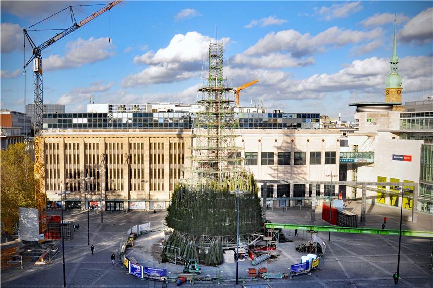 Stadt Dortmund entscheidet sich gegen den Riesen-Weihnachtsbaum Viele Dortmunder diskutieren darüber, ob der große Weihnachtsbaum auch ohne Markt drumherum aufgebaut werden soll.